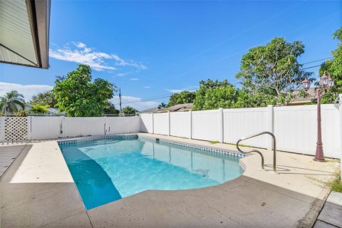 House in Cape Coral, Florida 3 bedrooms № 1970343 - photo 26