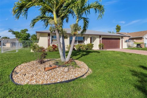 House in Cape Coral, Florida 3 bedrooms № 1970343 - photo 29