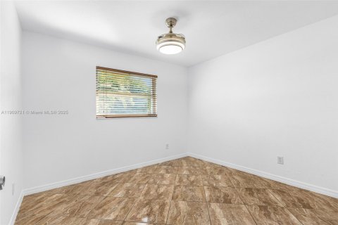 House in Cape Coral, Florida 3 bedrooms № 1970343 - photo 23