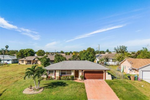 House in Cape Coral, Florida 3 bedrooms № 1970343 - photo 30