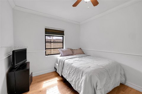 House in Miami, Florida 4 bedrooms, 134.24 sq.m. № 2020971 - photo 18