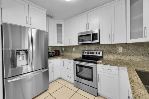 House in Miami, Florida 4 bedrooms, 134.24 sq.m. № 2020971 - photo 30