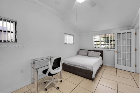 House in Miami, Florida 4 bedrooms, 134.24 sq.m. № 2020971 - photo 25