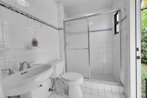 House in Miami, Florida 4 bedrooms, 134.24 sq.m. № 2020971 - photo 26