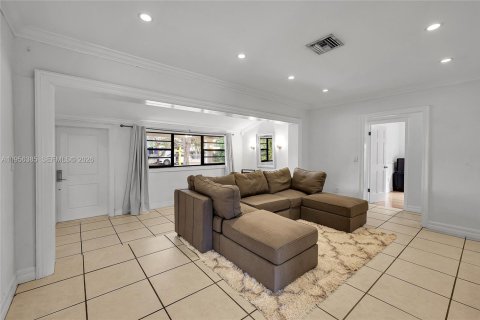 House in Miami, Florida 4 bedrooms, 134.24 sq.m. № 2020971 - photo 15