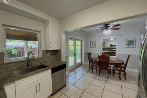 House in Miami, Florida 4 bedrooms, 134.24 sq.m. № 2020971 - photo 13