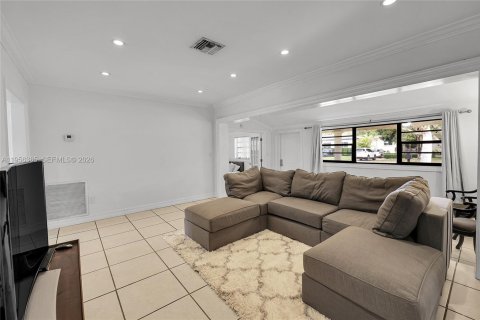 House in Miami, Florida 4 bedrooms, 134.24 sq.m. № 2020971 - photo 16