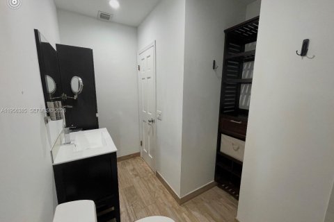 Casa en alquiler en Miami, Florida, 4 dormitorios, 134.24 m2 № 2020971 - foto 7