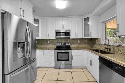 House in Miami, Florida 4 bedrooms, 134.24 sq.m. № 2020971 - photo 29