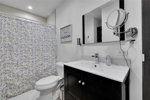 House in Miami, Florida 4 bedrooms, 134.24 sq.m. № 2020971 - photo 22