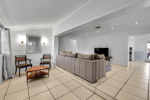 House in Miami, Florida 4 bedrooms, 134.24 sq.m. № 2020971 - photo 14