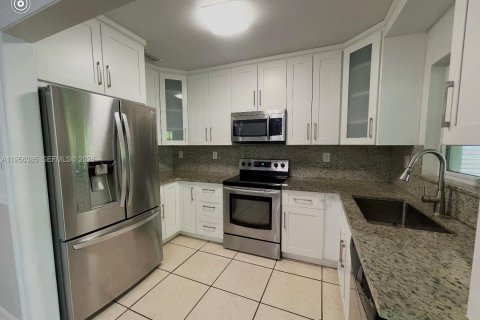 House in Miami, Florida 4 bedrooms, 134.24 sq.m. № 2020971 - photo 12