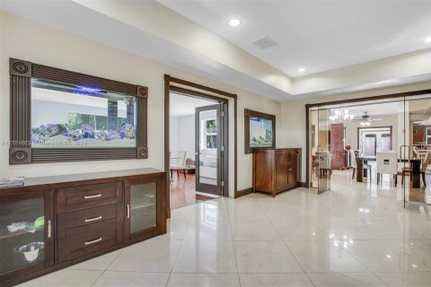 House in North Miami, Florida 12 bedrooms, 674.38 sq.m. № 1455035 - photo 12