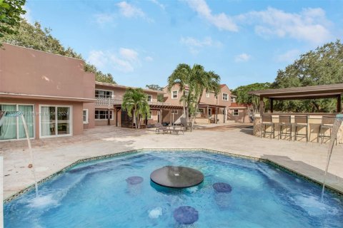 House in North Miami, Florida 12 bedrooms, 674.38 sq.m. № 1455035 - photo 8
