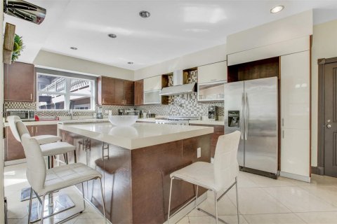 House in North Miami, Florida 12 bedrooms, 674.38 sq.m. № 1455035 - photo 15