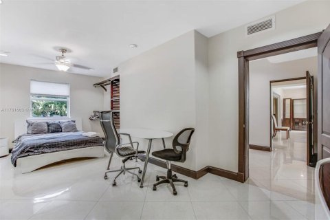 House in North Miami, Florida 12 bedrooms, 674.38 sq.m. № 1455035 - photo 20