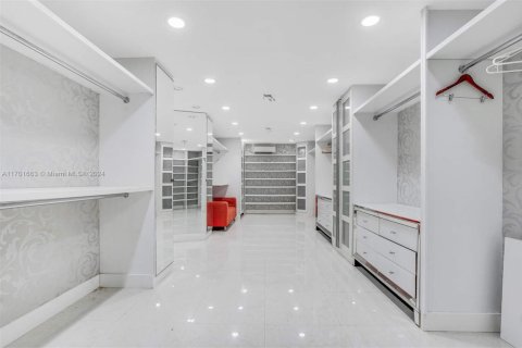 House in North Miami, Florida 12 bedrooms, 674.38 sq.m. № 1455035 - photo 11