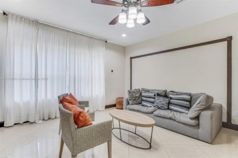 House in North Miami, Florida 12 bedrooms, 674.38 sq.m. № 1455035 - photo 18