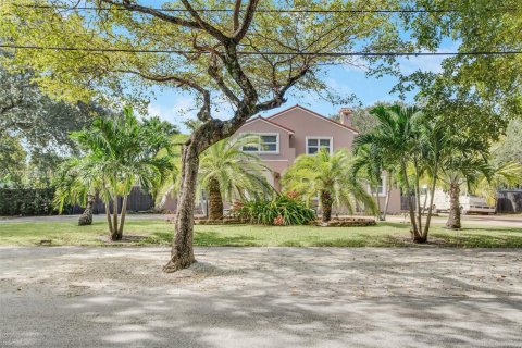 House in North Miami, Florida 12 bedrooms, 674.38 sq.m. № 1455035 - photo 3