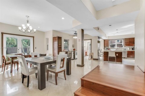 House in North Miami, Florida 12 bedrooms, 674.38 sq.m. № 1455035 - photo 21