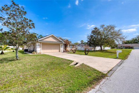 House in Palm Coast, Florida 3 bedrooms, 169.36 sq.m. № 2105605 - photo 4