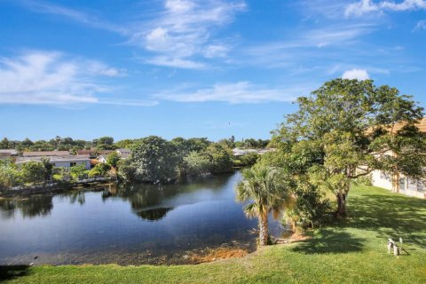 Condo in Sunrise, Florida, 2 bedrooms  № 2086318 - photo 23
