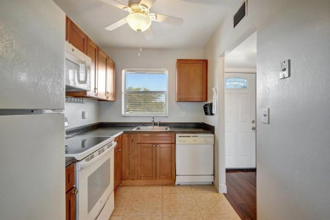 Condo in Sunrise, Florida, 2 bedrooms  № 2086318 - photo 13