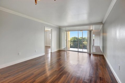 Condo in Sunrise, Florida, 2 bedrooms  № 2086318 - photo 9