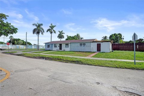 Villa ou maison à vendre à Miami, Floride: 3 chambres, 167.22 m2 № 1950221 - photo 3