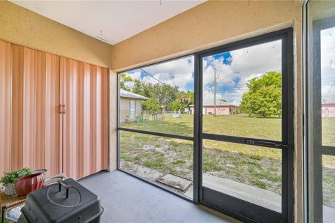 Commercial property in Cape Coral, Florida 4 bedrooms, 163.32 sq.m. № 1917748 - photo 30