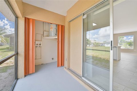 Commercial property in Cape Coral, Florida 4 bedrooms, 163.32 sq.m. № 1917748 - photo 20