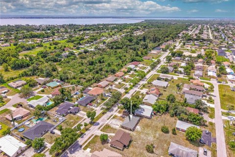 Commercial property in Cape Coral, Florida 4 bedrooms, 163.32 sq.m. № 1917748 - photo 2