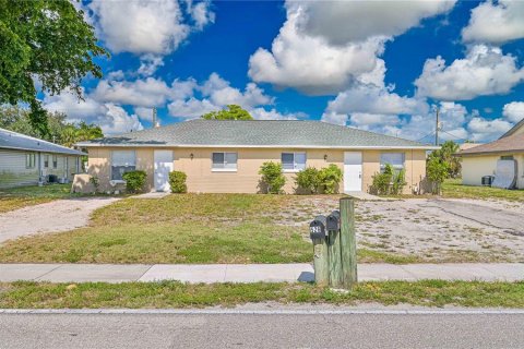 Commercial property in Cape Coral, Florida 4 bedrooms, 163.32 sq.m. № 1917748 - photo 1