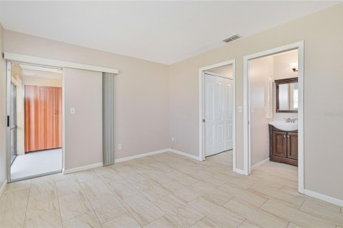 Commercial property in Cape Coral, Florida 4 bedrooms, 163.32 sq.m. № 1917748 - photo 9