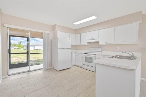 Commercial property in Cape Coral, Florida 4 bedrooms, 163.32 sq.m. № 1917748 - photo 5