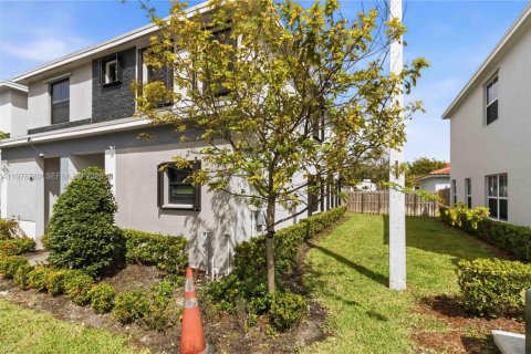 Touwnhouse à vendre à Florida City, Floride: 3 chambres, 133.13 m2 № 2044606 - photo 5