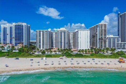Кондоминиум с 2 спальнями в Майами-Бич, Флорида № 2058924