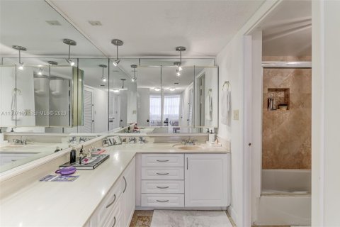 Condominio en venta en Miami Beach, Florida, 2 dormitorios, 118.08 m2 № 2058924 - foto 29