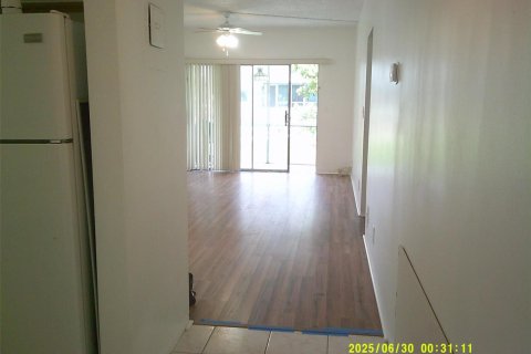 Снять в аренду кондоминиум в Маргит, Флорида 3 комнаты, 67.63м2, № 2175819 - фото 21