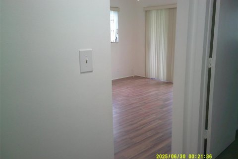 Снять в аренду кондоминиум в Маргит, Флорида 3 комнаты, 67.63м2, № 2175819 - фото 13