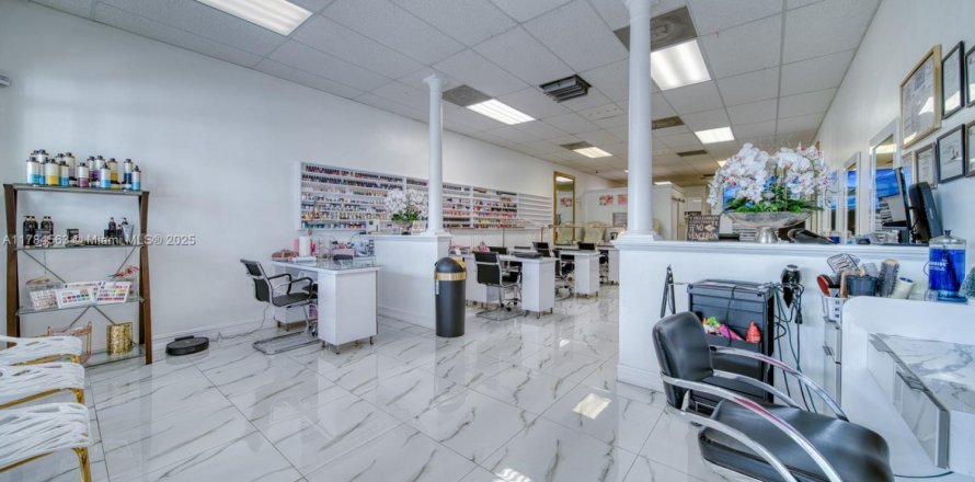 Commercial property in Cutler Bay, Florida № 1865742