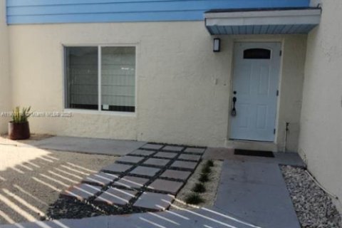 Townhouse in Cutler Bay, Florida 3 bedrooms, 135.45 sq.m. № 1953303 - photo 3