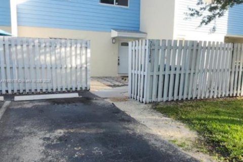 Townhouse in Cutler Bay, Florida 3 bedrooms, 135.45 sq.m. № 1953303 - photo 2