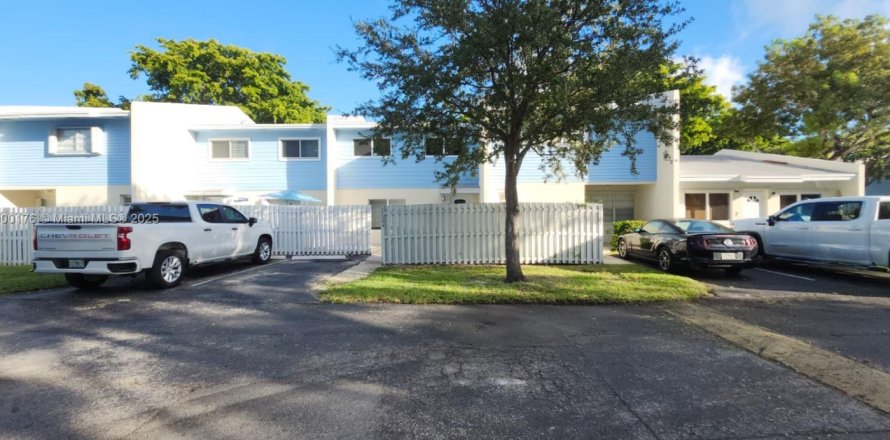 Townhouse in Cutler Bay, Florida 3 bedrooms, 135.45 sq.m. № 1953303
