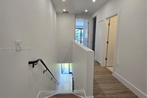 Adosado en venta en Dania Beach, Florida, 3 dormitorios № 1984684 - foto 9