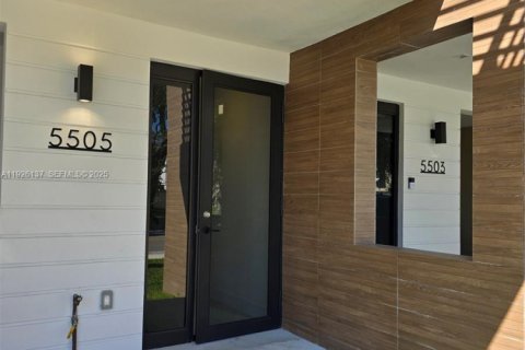 Adosado en venta en Dania Beach, Florida, 3 dormitorios № 1984684 - foto 1