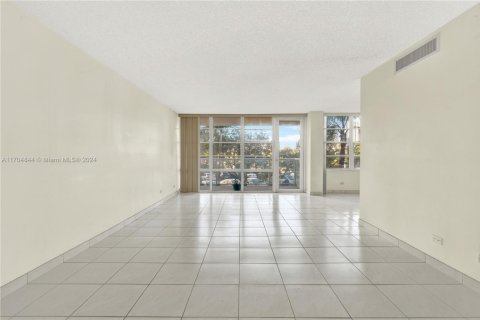 Condo in Sunny Isles Beach, Florida, 1 bedroom  № 1874621 - photo 11