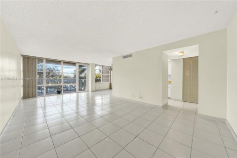 Condo in Sunny Isles Beach, Florida, 1 bedroom  № 1874621 - photo 10