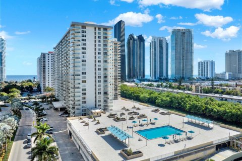 Condo in Sunny Isles Beach, Florida, 1 bedroom  № 1874621 - photo 5