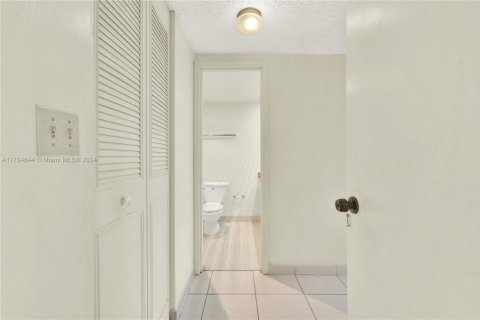 Condo in Sunny Isles Beach, Florida, 1 bedroom  № 1874621 - photo 16